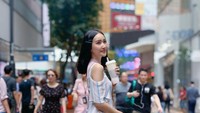 Wanita cantik berusia 24 tahun ini diketahui senang travelling. Ini salah satu momennya saat berada di Hong Kong. Foto: Instagram @bellaapriliasant