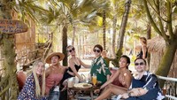 Bersama teman-temannya, Bella tampak menikmati makan siangnya di sebuah restoran. Foto: Instagram @bellaapriliasant