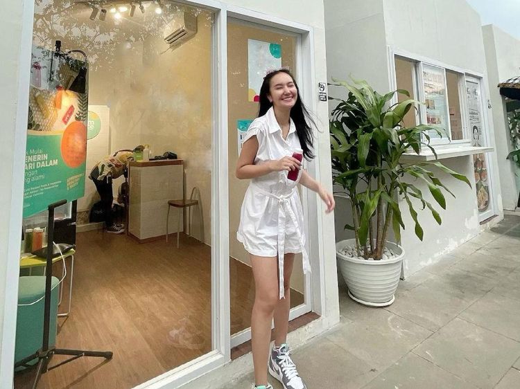 Cantiknya Bella Sant, Top 20 Miss Intercontinental 2021 yang Suka Ngopi