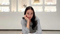 Momen lainnya ketika berada di % Arabica ia bagikan. Saat itu, Bella tampak menikmati segelas latte hangat. Foto: Instagram @bellaapriliasant