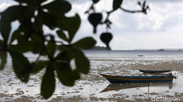 Pantai Ngurbloat dinobatkan sebagai pantai pasir putih terhalus di Asia. Ngurbloat sendiri memiliki arti Pasir Panjang.