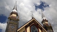 Gereja ini dibangun oleh warga Muslim dari Pulau Jawa. Dibangun oleh para tukang yang beragama muslim di bawah pimpinan seorang haji dari Purwodadi, Jawa Tengah.