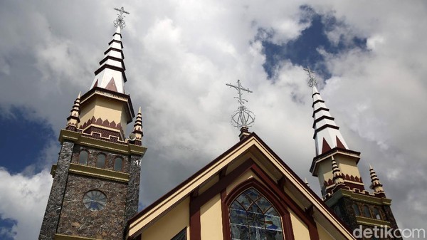 Gereja ini dibangun oleh warga Muslim dari Pulau Jawa. Dibangun oleh para tukang yang beragama muslim di bawah pimpinan seorang haji dari Purwodadi, Jawa Tengah. Gereja ini dibangun oleh warga Muslim dari Pulau Jawa. Dibangun oleh para tukang yang beragama muslim di bawah pimpinan seorang haji dari Purwodadi, Jawa Tengah.