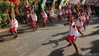 Tak hanya alam, desa wisata Ngilngof memiliki budaya dan tradisi penduduk yang masih sangat kental sehingga bisa menjadi daya tarik tersendiri. Misalnya tari sariat, tari sawat, tari panah, tari salib, hingga ada ritual pengukuhan secara adat.