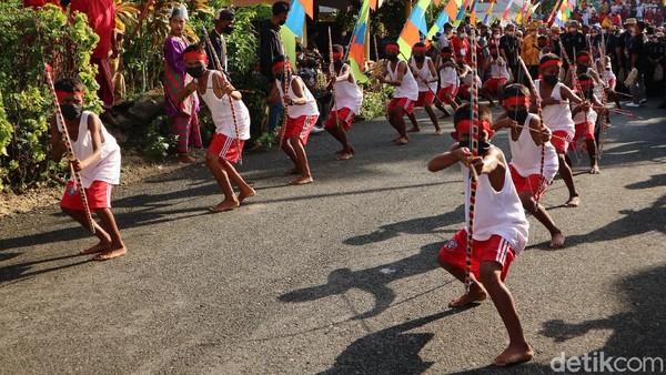 Tak hanya alam, desa wisata Ngilngof memiliki budaya dan tradisi penduduk yang masih sangat kental sehingga bisa menjadi daya tarik tersendiri. Misalnya tari sariat, tari sawat, tari panah, tari salib, hingga ada ritual pengukuhan secara adat. Tak hanya alam, desa wisata Ngilngof memiliki budaya dan tradisi penduduk yang masih sangat kental sehingga bisa menjadi daya tarik tersendiri. Misalnya tari sariat, tari sawat, tari panah, tari salib, hingga ada ritual pengukuhan secara adat.