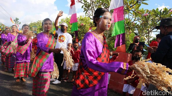 Desa yang berada di Kecamatan Manyew, Kepulauan Kei ini dikelilingi oleh potensi wisata alam bahari yang cantik. Desa yang berada di Kecamatan Manyew, Kepulauan Kei ini dikelilingi oleh potensi wisata alam bahari yang cantik.