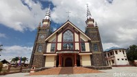 Di Desa ini terdapat Gereja Katolik Santa Maria. Gereja tersebut menjadi salah satu ikon wisata rohani di Kepulauan Kei.