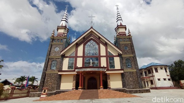 Di Desa ini terdapat Gereja Katolik Santa Maria. Gereja tersebut menjadi salah satu ikon wisata rohani di Kepulauan Kei. Di Desa ini terdapat Gereja Katolik Santa Maria. Gereja tersebut menjadi salah satu ikon wisata rohani di Kepulauan Kei.
