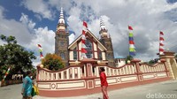 Gereja Santa Maria Ngilngof dibangun selama 8 tahun 9 bulan 14 hari. Dan mengeluarkan biaya pembangunan sebesar Rp 12,2 miliar.