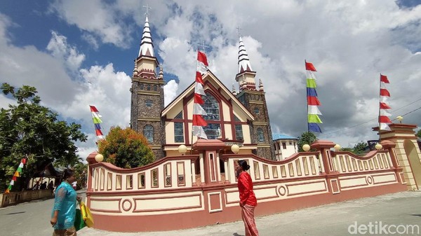 Gereja Santa Maria Ngilngof dibangun selama 8 tahun 9 bulan 14 hari. Dan mengeluarkan biaya pembangunan sebesar Rp 12,2 miliar. Gereja Santa Maria Ngilngof dibangun selama 8 tahun 9 bulan 14 hari. Dan mengeluarkan biaya pembangunan sebesar Rp 12,2 miliar.