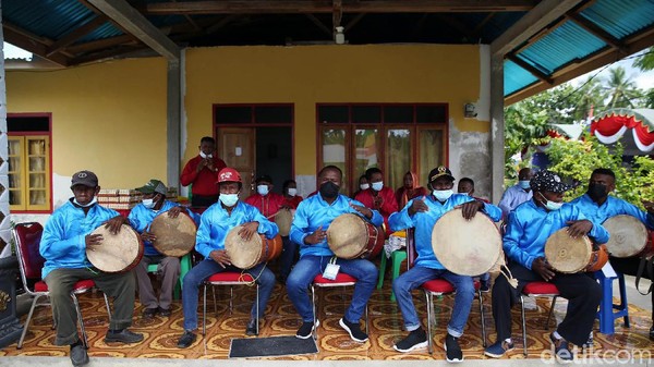 Warga Desa Ngilngof terus melestarikan anugerah alamnya. Selain itu, Desa Ngilngof pun berupaya melakukan regenerasi pegiat seni. Jika dahulu hanya orang tua yang menampilkan musik dan tari tradisi. Kini, generasi muda turut ikut aktif menghadirkan musik dan tari tradisi. Warga Desa Ngilngof terus melestarikan anugerah alamnya. Selain itu, Desa Ngilngof pun berupaya melakukan regenerasi pegiat seni. Jika dahulu hanya orang tua yang menampilkan musik dan tari tradisi. Kini, generasi muda turut ikut aktif menghadirkan musik dan tari tradisi.