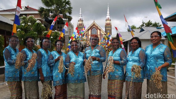 Di Desa Wisata Ngilngof ini traveler tidak hanya bisa melihat keindahan pariwisata dengan pasir terhalus di dunia tapi juga produk ekraf dan kearifan lokal. Di Desa Wisata Ngilngof ini traveler tidak hanya bisa melihat keindahan pariwisata dengan pasir terhalus di dunia tapi juga produk ekraf dan kearifan lokal.