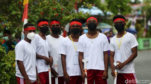 Desa Wisata Ngilngof hanya berjarak 15 KM atau dapat ditempuh selama kurang dari 20 menit dari Kota Langgur. Desa Wisata Ngilngof hanya berjarak 15 KM atau dapat ditempuh selama kurang dari 20 menit dari Kota Langgur.