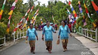 Warga beraktivitas di Desa Ngilngof, Kabupaten Maluku Tenggara, Provinsi Maluku.