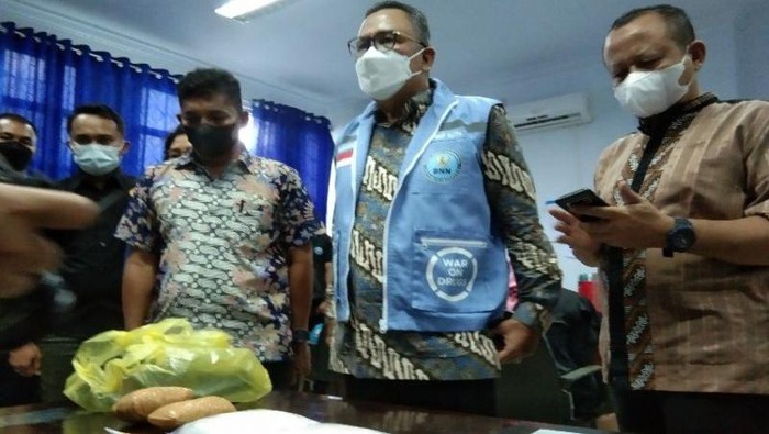 BNN Sultra saat merilis kasus penangkapan pasutri di Bandara Haluoleo, Jumat (29/10/2021)
