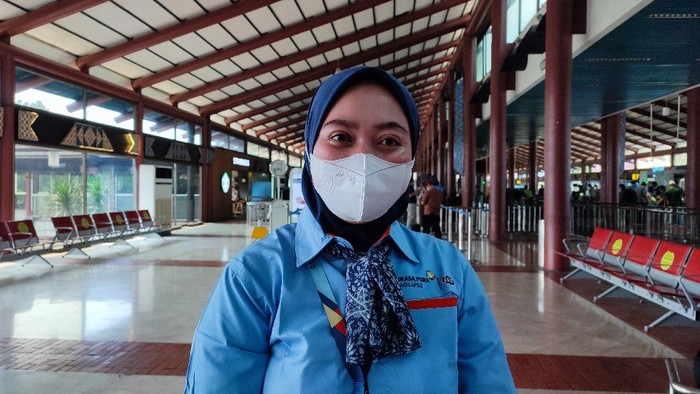 Cleaning service Bandara Soekarno-Hatta temukan cek Rp 35,9 M milik penumpang. Foto 1: General Manajer KCBSH dan wilayah I PT Angkasa Pura Solusi, Toyib Fanani, Foto 4: Halimah