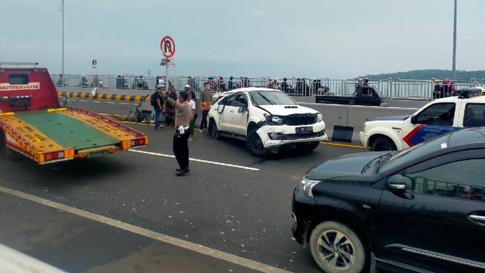 Dua Mobil Terlibat Laka di Suramadu, Kemacetan Tak Terhindarkan