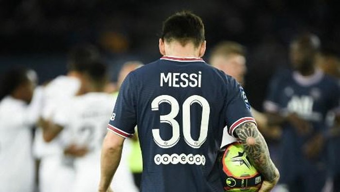 FBL-FRA-LIGUE1-PSG-LILLE Paris Saint-Germains Argentinian forward Lionel Messi during the French L1 football match between Paris Saint-Germain (PSG) and LOSC Lille at the Parc des Princes stadium, in Paris, on October 29, 2021. (Photo by Bertrand GUAY / AFP)