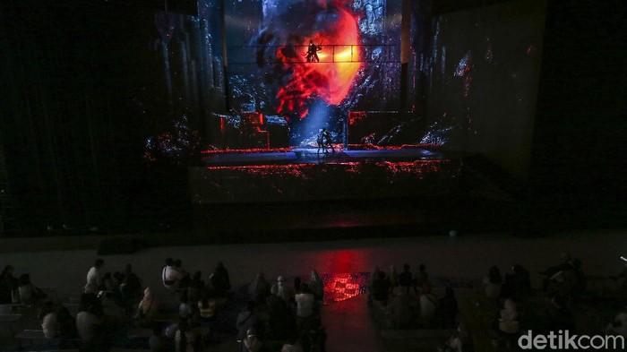 Sejumlah pengunjung menikmati salah satu wahana di Trans Studio Cibubur, Sabtu (30/10/2021). PPKM yang telah dilonggarkan kini membuat wahana permainan dibuka kembali.