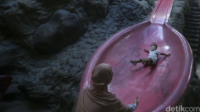 Sejumlah pengunjung menikmati salah satu wahana di Trans Studio Cibubur, Sabtu (30/10/2021). PPKM yang telah dilonggarkan kini membuat wahana permainan dibuka kembali.