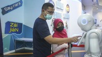 Pengujung melihat-lihat robot yang dipamerkan di Trans Studio Cibubur.