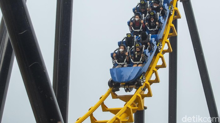 Sejumlah pengunjung menikmati salah satu wahana di Trans Studio Cibubur, Sabtu (30/10/2021). PPKM yang telah dilonggarkan kini membuat wahana permainan dibuka kembali.