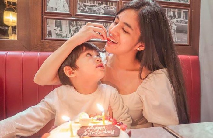 Galeri foto DJ Una Potret DJ Una Saat Nikmati Floating Breakfast hingga Steak