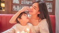 Dikaruniai seorang anak bernama Kyrie Arnatama, keluarga kecil ini terlihat begitu hangat. Sayangnya, kehangatan keluarga tersebut tidak berlangsung lama.Foto: Instagram/putriuna