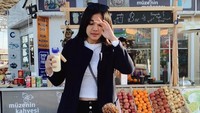Keseruan DJ Una dan Kyrie salah satunya terlihat saat dirinya mengajak putra semata wayangnya liburan ke luar negeri. Memegang botol susu milik anaknya, keduanya tetap terlihat menikmati perjalanan liburan. Foto: Instagram/putriuna
