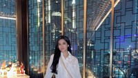 Di tengah kesibukannya sebagai seorang pekerja hiburan, ibu rumah tangga dan pelaku bisnis, dirinya kerap hangout untuk bersantai. Datang ke sebuah cafe sambil menikmati pemandangan kota di malam hari jadi cara DJ Una untuk bersantai. Foto: Instagram/putriuna