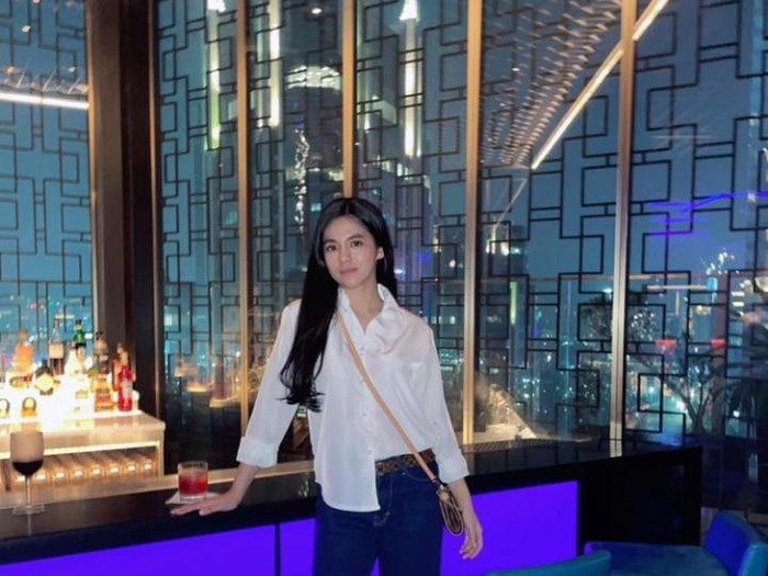Potret DJ Una Saat Nikmati Floating Breakfast hingga Steak