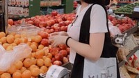 DJ Una juga merupakan sosok ibu yang bertanggung jawab dan peduli akan kesehatan keluarganya. Memastikan asupan vitamin tercukupi, DJ Una rutin membeli buah-buahan untuk persediaan di rumah. Foto: Instagram/putriuna