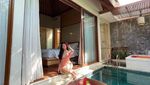 Potret DJ Una Saat Nikmati Floating Breakfast hingga Steak