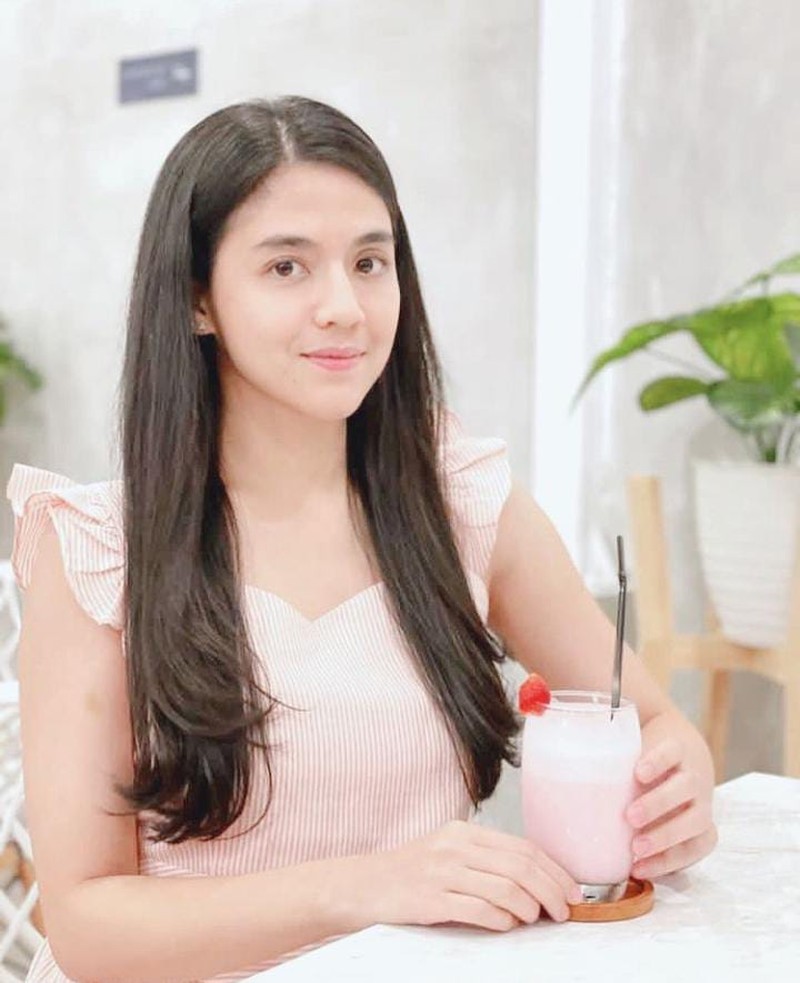Potret DJ Una Saat Nikmati Floating Breakfast hingga Steak