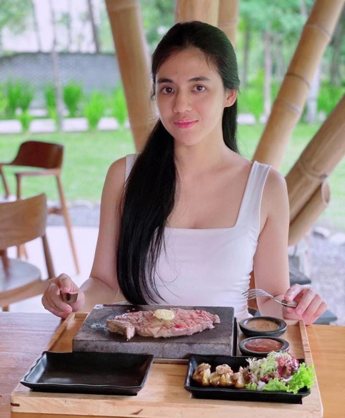 Galeri foto DJ Una Potret DJ Una Saat Nikmati Floating Breakfast hingga Steak