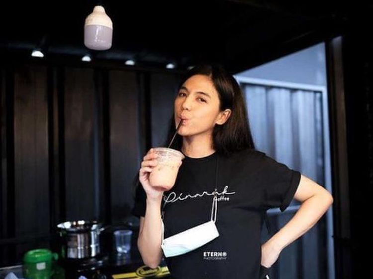 Potret DJ Una Saat Nikmati Floating Breakfast hingga Steak