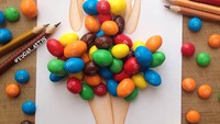 Membuat gambar gaun warna-warni, Edgar menggunakan permen cokelat M&MS. Bulir-bulir cokelat itu pun disusun rapi. Foto: Edgar Artist