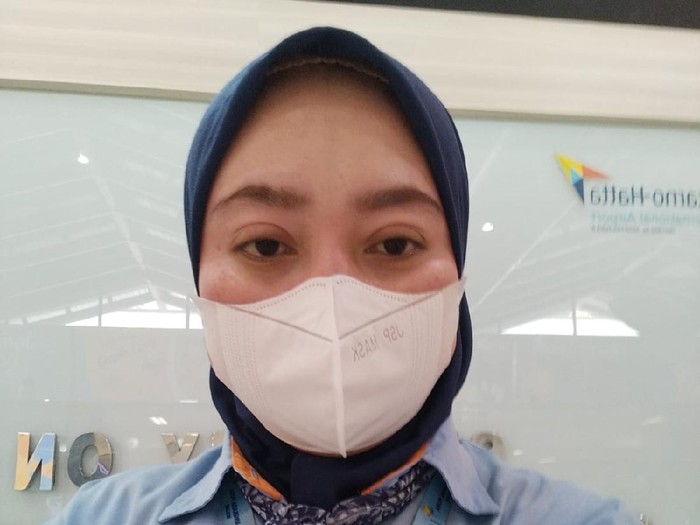 Halimah, cleaning service Bandara Soekarno-Hatta yang menemukan cek Rp 35,9 miliar milik penumpang
