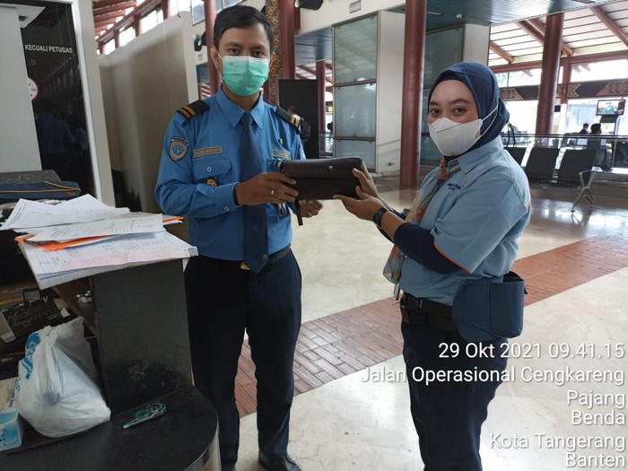 Halimah, cleaning service Bandara Soekarno-Hatta yang menemukan cek Rp 35,9 miliar milik penumpang Halimah, cleaning service Bandara Soekarno-Hatta yang menemukan cek Rp 35,9 miliar milik penumpang