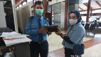Cleaning service tersebut bernama Halimah (36) itu sedang bersih-bersih di ruang tunggu keberangkatan terminal 2E Bandara Soetta. (dok.istimewa)