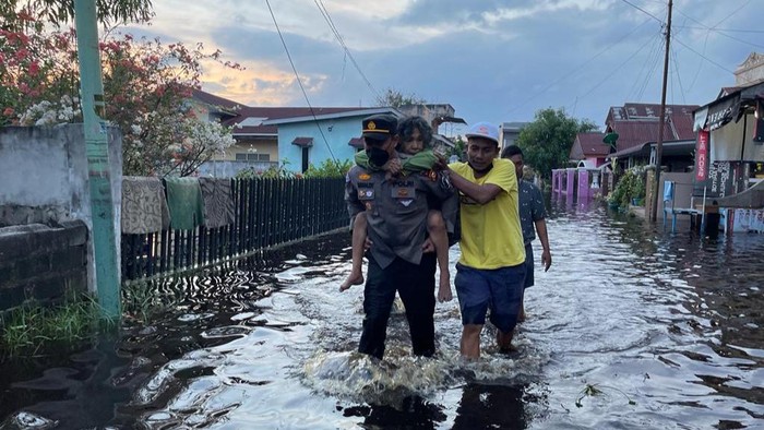 Hujan deras mengguyur Kota Dumai, Riau, dalam 2 hari terakhir. Akibatnya sejumlah permukiman terendam banjir sampai ada yang setinggi 80 cm. (dok Istimewa)