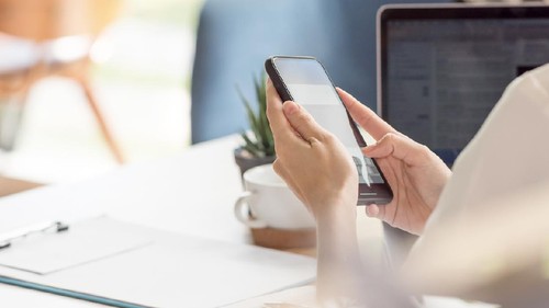 Ilustrasi wanita menggunakan ponsel