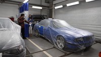 Berlokasi di Jl. Raya Pekayon No. 25, Bekasi, Jawa Barat, Autoglad berdiri di lahan sebesar 4.000 meter persegi dengan kapasitas perbaikan mobil hingga 250 unit per bulannya. Autoglad telah dilengkapi dengan teknologi dan sistem paling mutakhir untuk menjamin ketepatan perbaikan dan kemudahan untuk pelanggan.