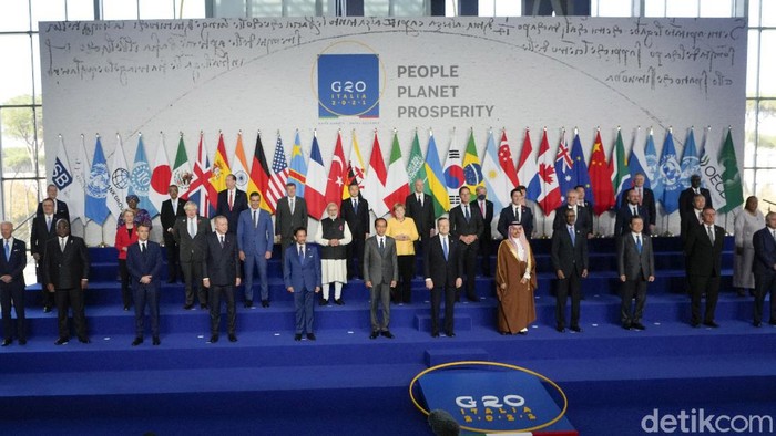 German Chancellor Angela Merkel and other world leaders gather fro a group picture at the La Nuvola conference center for the G20 summit in Rome, Saturday, Oct. 30, 2021. The two-day Group of 20 summit is the first in-person gathering of leaders of the worlds biggest economies since the COVID-19 pandemic started. (AP Photo/Kirsty Wigglesworth, Pool)