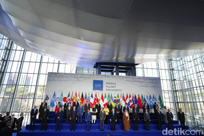 German Chancellor Angela Merkel and other world leaders gather fro a group picture at the La Nuvola conference center for the G20 summit in Rome, Saturday, Oct. 30, 2021. The two-day Group of 20 summit is the first in-person gathering of leaders of the world's biggest economies since the COVID-19 pandemic started. (AP Photo/Kirsty Wigglesworth, Pool)