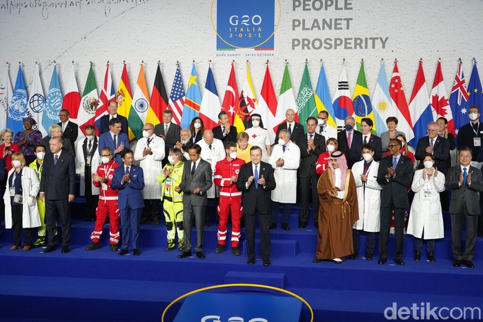 Italy G20 Summit German Chancellor Angela Merkel and other world leaders gather fro a group picture at the La Nuvola conference center for the G20 summit in Rome, Saturday, Oct. 30, 2021. The two-day Group of 20 summit is the first in-person gathering of leaders of the world's biggest economies since the COVID-19 pandemic started. (AP Photo/Kirsty Wigglesworth, Pool)