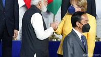 Presiden Jokowi berada di baris terdepan dalam sesi foto KTT G20. Di belakangnya, Kanselir Angela Merkel menyapa PM India, Narendra Modi.