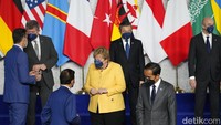 Kanselir Jerman Angela Merkel yang berada di belakang Jokowi menyapa Sultan Brunei, Hasanal Bolkiah.