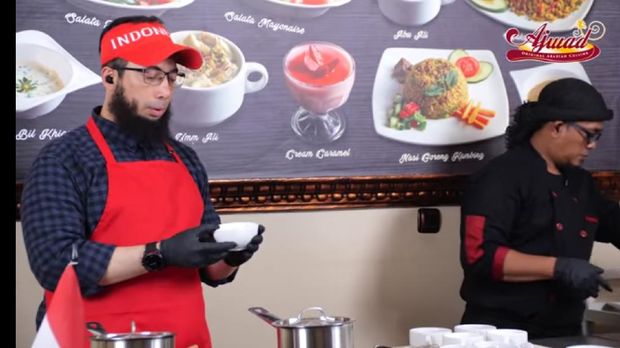 Jago Masak! Ustadz Khalid Basalamah Tunjukkan Aksi Masak Umm Ali