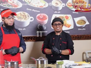 Jago Masak! Ustadz Khalid Basalamah Tunjukkan Aksi Masak Umm Ali